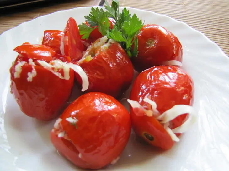 Квашеные фаршированные помидорчики по-армянски: шаг 1