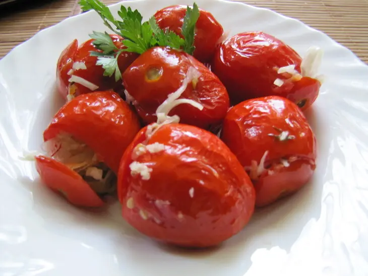 Квашеные фаршированные помидорчики по-армянски: шаг 3