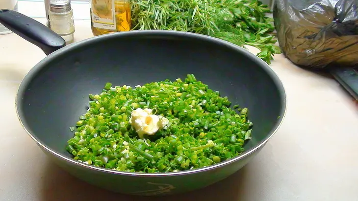 Пирог на простокваше с зеленью и яйцом. очень вкусное тесто!: шаг 6
