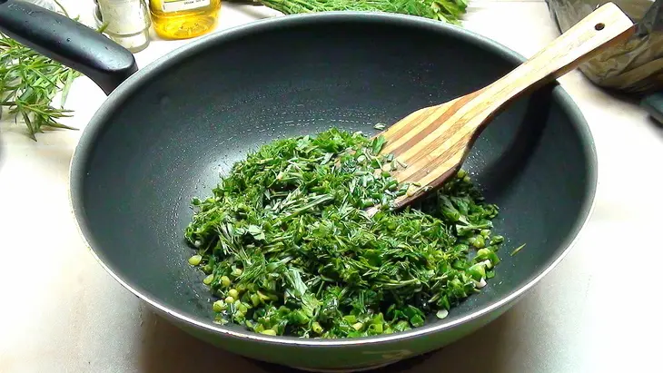 Пирог на простокваше с зеленью и яйцом. очень вкусное тесто!: шаг 8