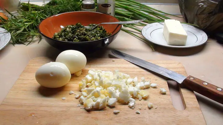 Пирог на простокваше с зеленью и яйцом. очень вкусное тесто!: шаг 9
