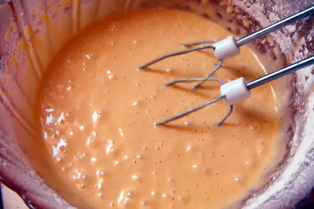 Кексы с вареным сгушенным молоком, кусочками шоколада и орехами: шаг 3