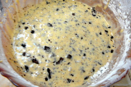 Кексы с вареным сгушенным молоком, кусочками шоколада и орехами: шаг 4