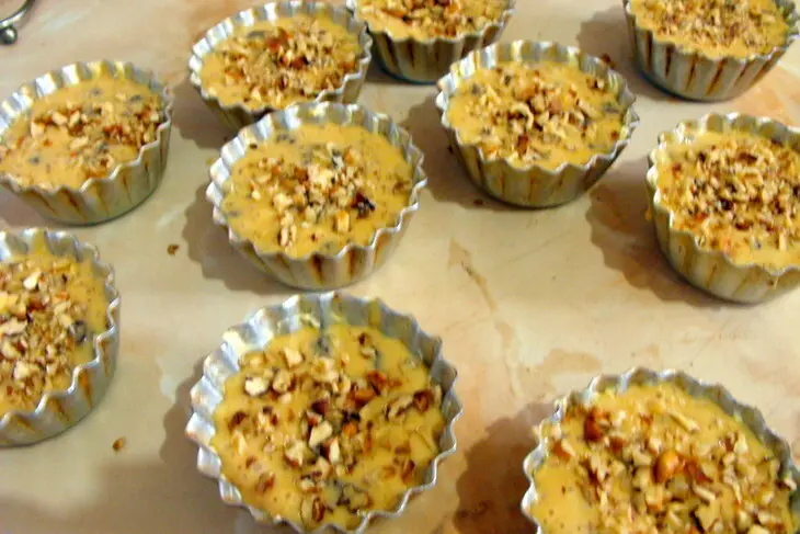 Кексы с вареным сгушенным молоком, кусочками шоколада и орехами: шаг 6