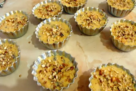 Кексы с вареным сгушенным молоком, кусочками шоколада и орехами: шаг 6