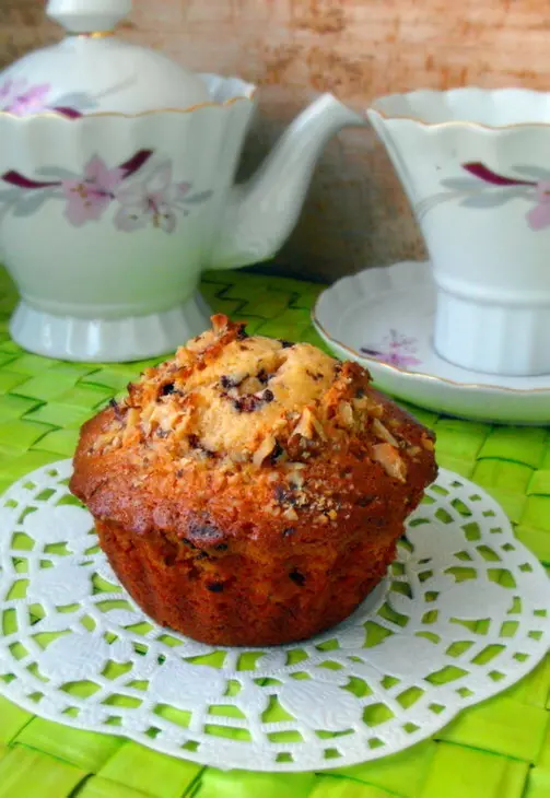 Кексы с вареным сгушенным молоком, кусочками шоколада и орехами: шаг 7