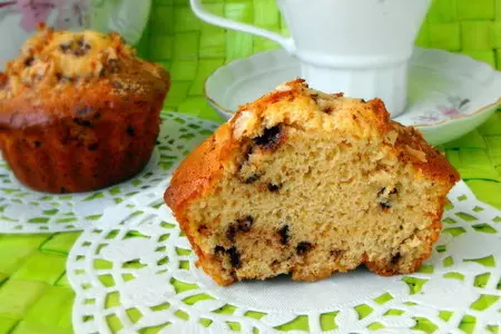 Кексы с вареным сгушенным молоком, кусочками шоколада и орехами: шаг 9