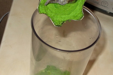 Салат-коктейль с зеленым горошком и копченой грудинкой: шаг 3