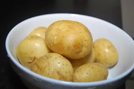 Печеный картофель с сырно-оливковым соусом: шаг 1