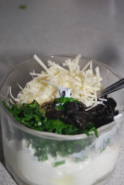 Печеный картофель с сырно-оливковым соусом: шаг 4
