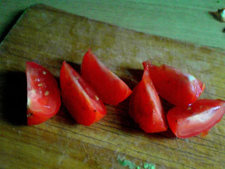 Салат с авокадо, помидорами и фетой: шаг 1
