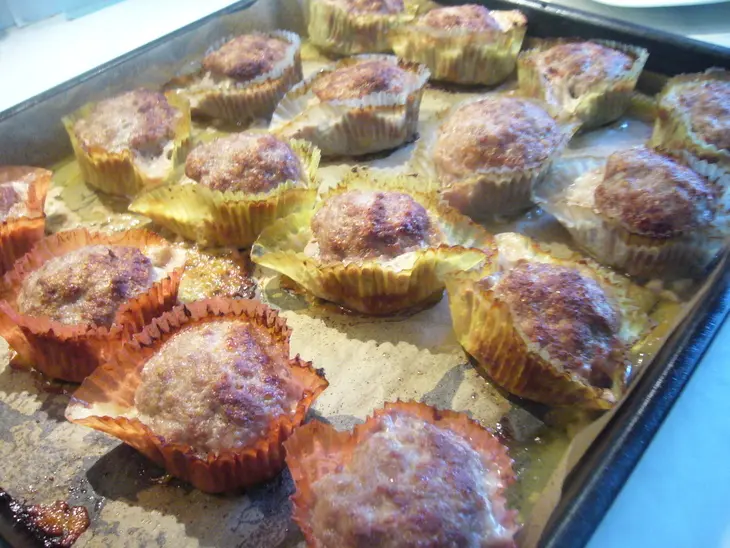Мясные маффины с начинкой из камамбера: шаг 4