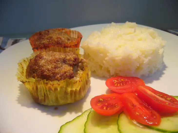 Мясные маффины с начинкой из камамбера: шаг 6