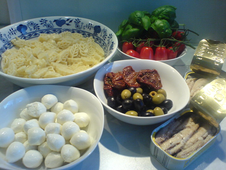 Макаронный салат с сардинами в масле: шаг 1