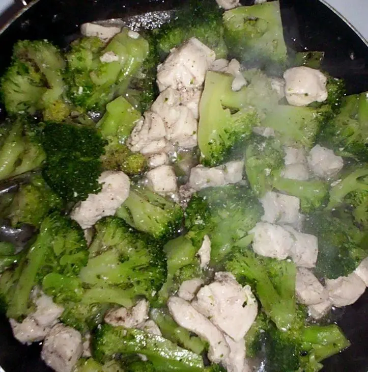 Пикантный пирог с курицей и брокколи: шаг 5
