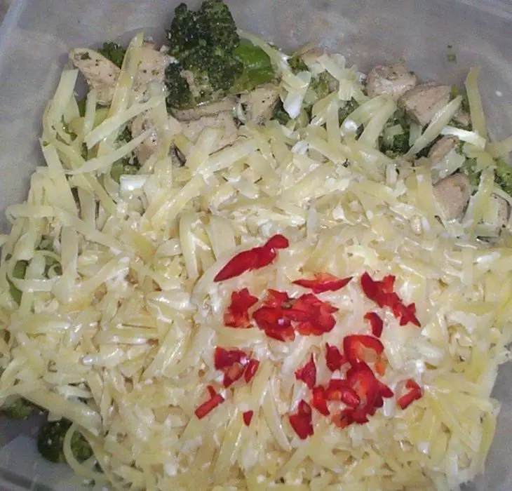 Пикантный пирог с курицей и брокколи: шаг 6