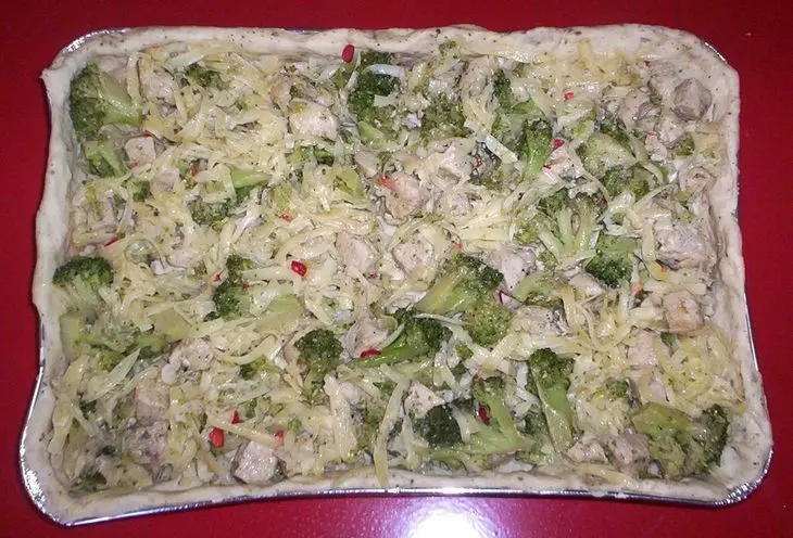 Пикантный пирог с курицей и брокколи: шаг 10