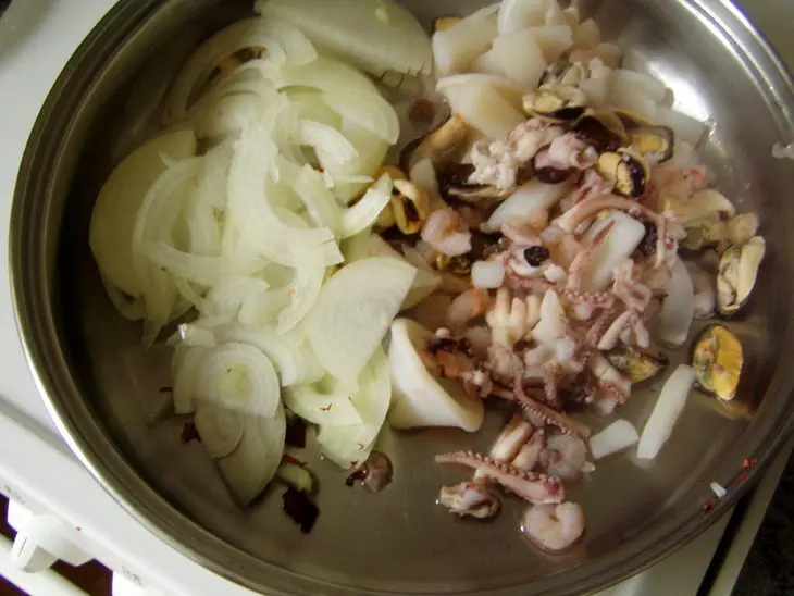Паэлья с морепродуктами (очень быстрый рецепт): шаг 2