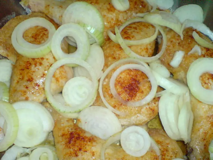 Куриные окорочка с паприкой и луком: шаг 7
