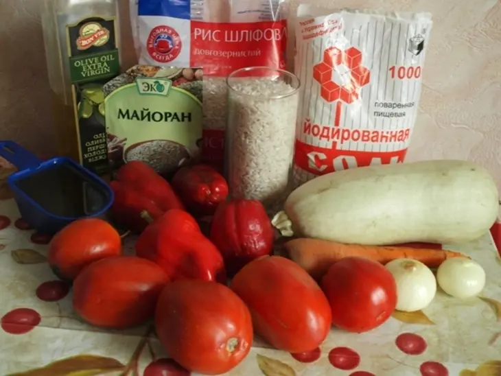 Вкусный рис под "шубой" из перца и помидор на овощной "подушке": шаг 1