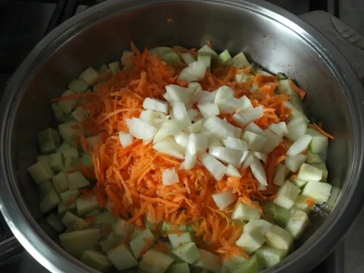 Вкусный рис под "шубой" из перца и помидор на овощной "подушке": шаг 2