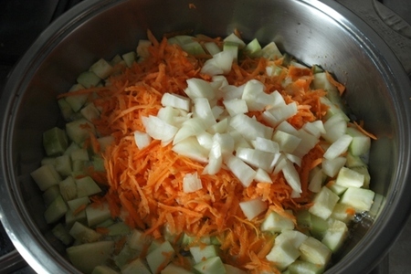 Вкусный рис под "шубой" из перца и помидор на овощной "подушке": шаг 2