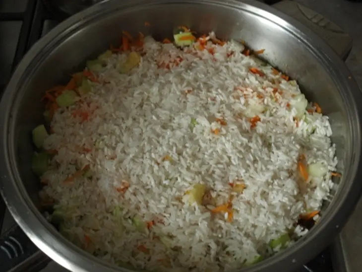 Вкусный рис под "шубой" из перца и помидор на овощной "подушке": шаг 3