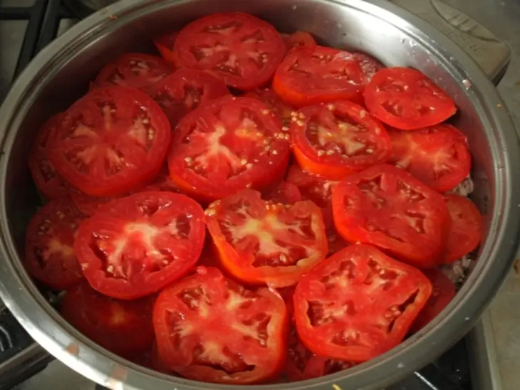 Вкусный рис под "шубой" из перца и помидор на овощной "подушке": шаг 4