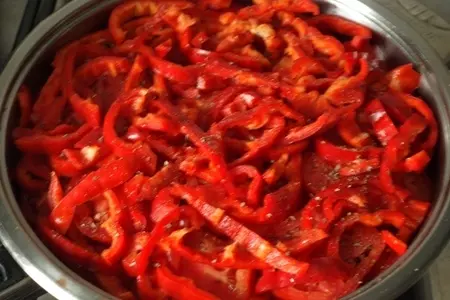 Вкусный рис под "шубой" из перца и помидор на овощной "подушке": шаг 5