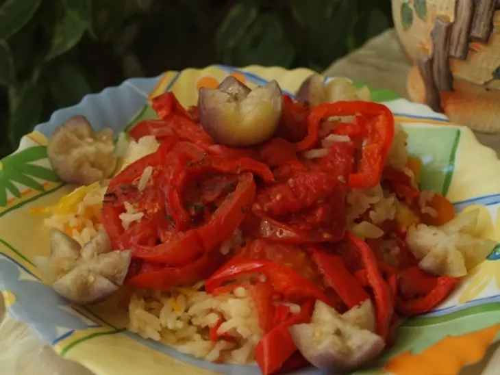 Вкусный рис под "шубой" из перца и помидор на овощной "подушке": шаг 6