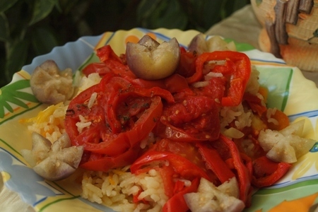 Вкусный рис под "шубой" из перца и помидор на овощной "подушке": шаг 6