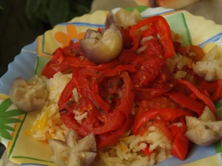 Вкусный рис под "шубой" из перца и помидор на овощной "подушке": шаг 7