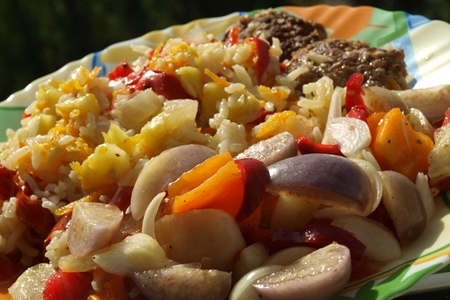 Вкусный рис под "шубой" из перца и помидор на овощной "подушке": шаг 8