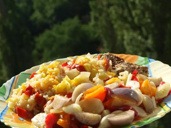 Вкусный рис под "шубой" из перца и помидор на овощной "подушке": шаг 9