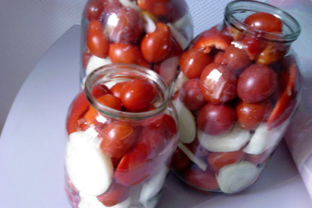 Консервированные помидорчики, да с маринованным лучком: шаг 1