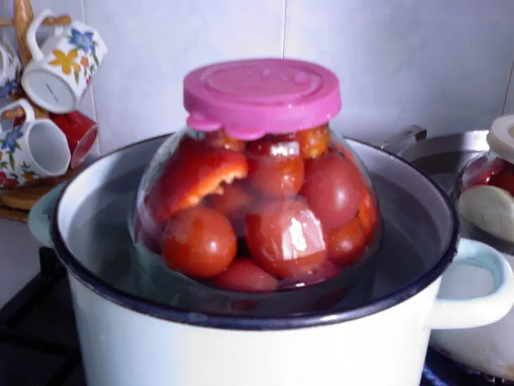 Консервированные помидорчики, да с маринованным лучком: шаг 3