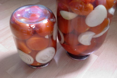 Консервированные помидорчики, да с маринованным лучком: шаг 4