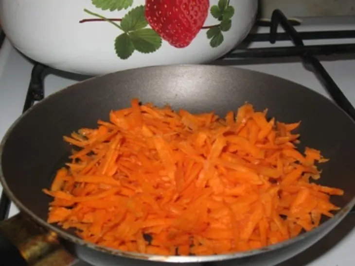 Сладкая запеканка из лапши с морковью и яблоками: шаг 1