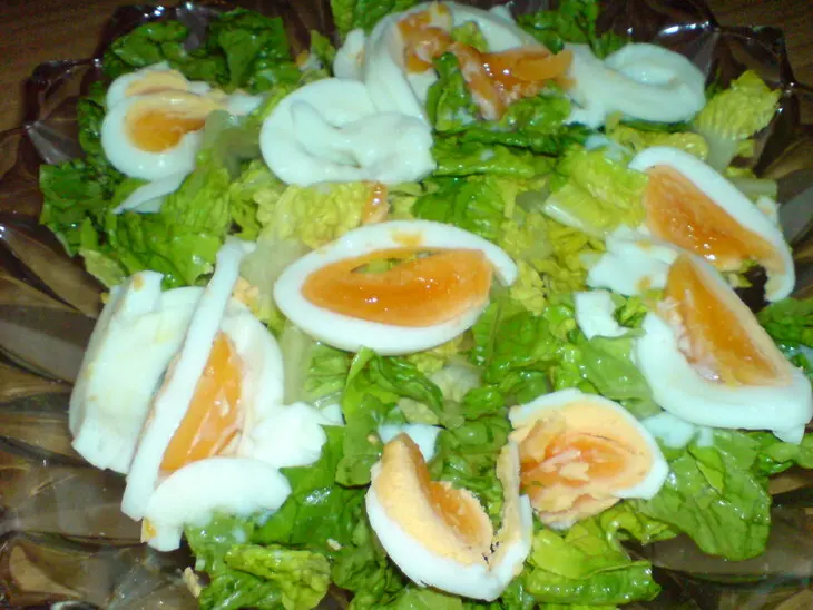 Салат зелёный с варёными яйцами и соусом из тунца: шаг 3