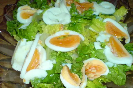 Салат зелёный с варёными яйцами и соусом из тунца: шаг 3