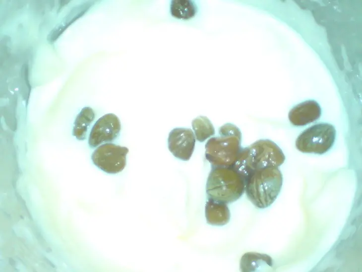 Салат зелёный с варёными яйцами и соусом из тунца: шаг 4