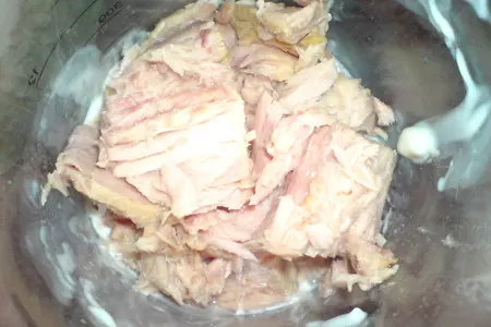 Салат зелёный с варёными яйцами и соусом из тунца: шаг 5