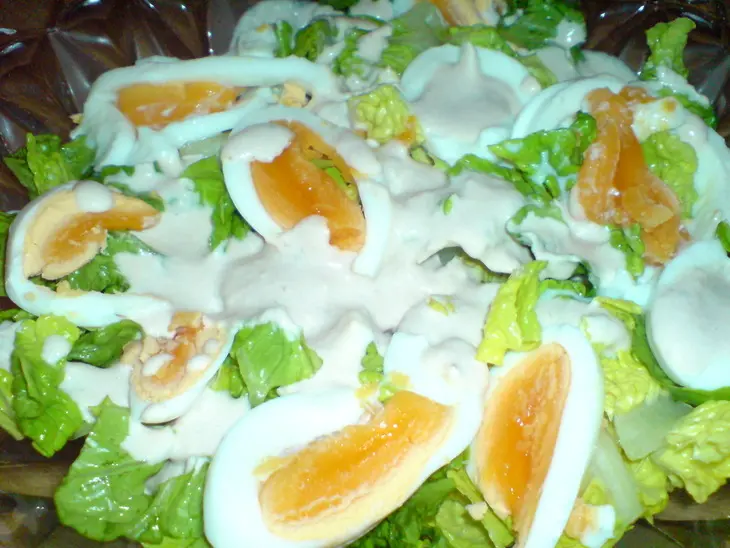 Салат зелёный с варёными яйцами и соусом из тунца: шаг 6