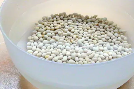 Густой супчик с фасолью и печёными сосисками: шаг 1