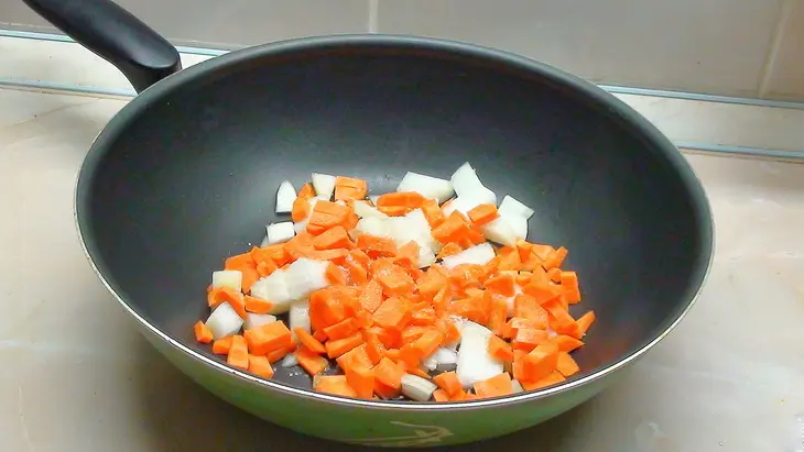 Густой супчик с фасолью и печёными сосисками: шаг 3