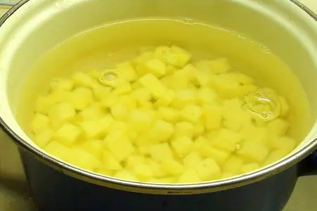 Густой супчик с фасолью и печёными сосисками: шаг 4
