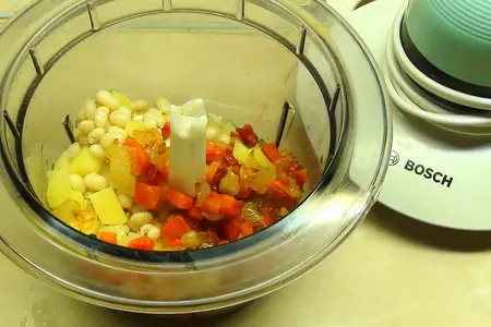 Густой супчик с фасолью и печёными сосисками: шаг 5