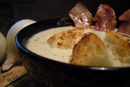 Луково - чесночный крем-суп с чесночными гренками и беконом.: шаг 1