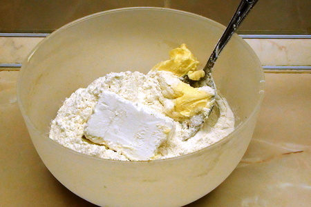 Пирог со сливой, под творожной крошкой, на корже из гречневой муки с маком.: шаг 5
