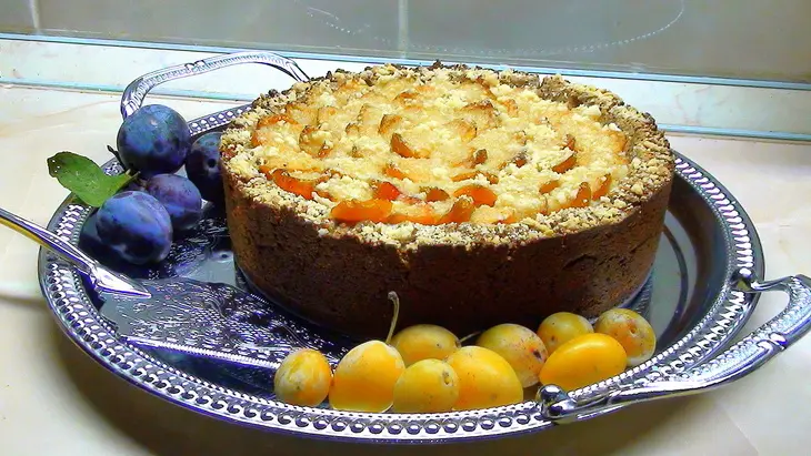 Пирог со сливой, под творожной крошкой, на корже из гречневой муки с маком.: шаг 12